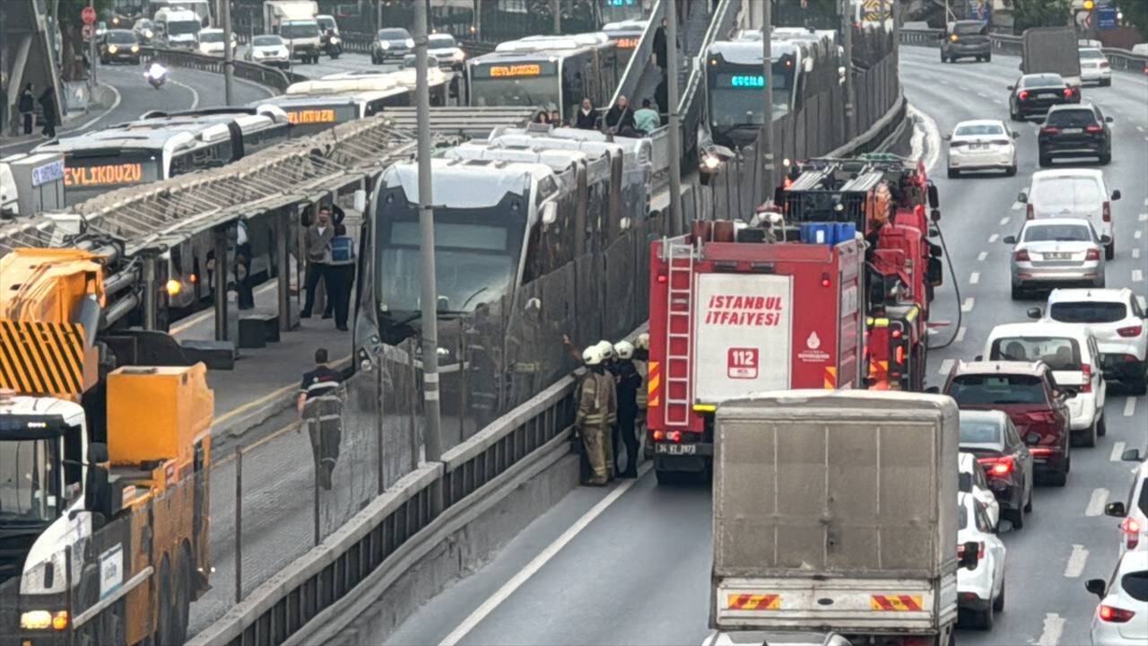 Metrobüste yangın çıktı! İşte o anlar