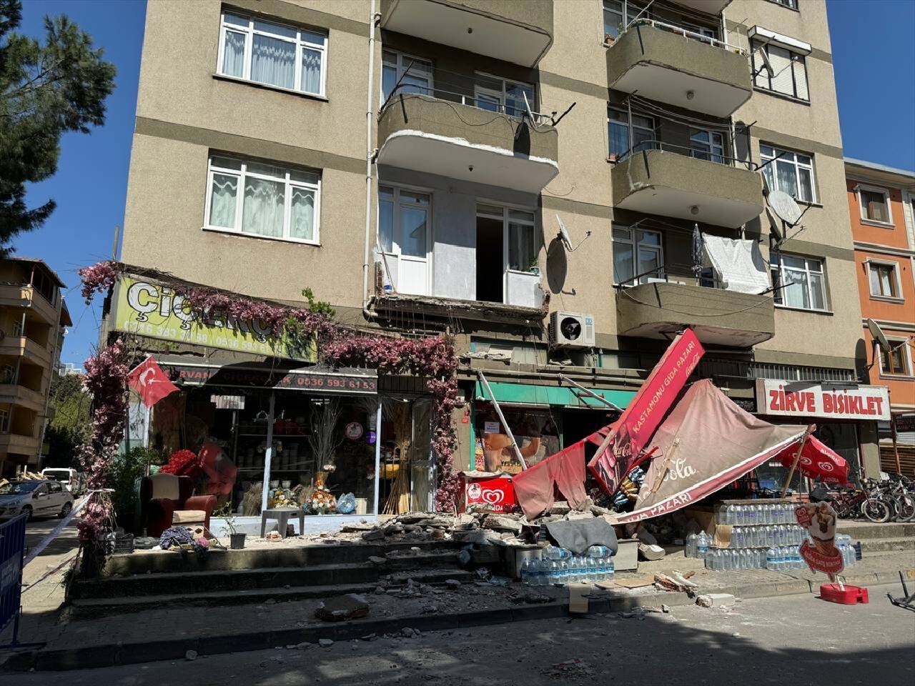 İstanbul'da 5 katlı binada balkon çöktü: Faciadan dönüldü