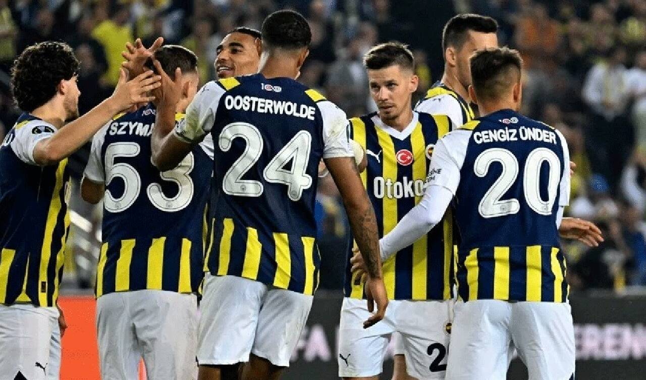 Fenerbahçe, Kadıköy'de tur için sahaya çıkıyor