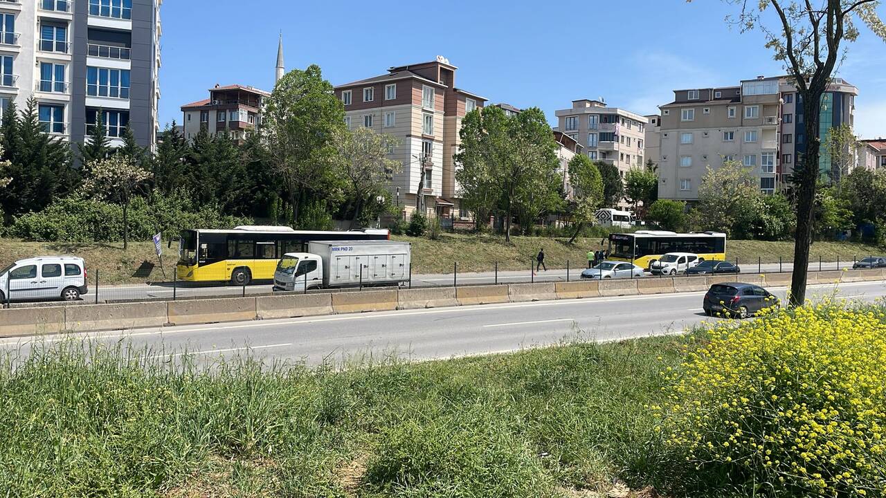 Kartal'da arızalanan İETT otobüsü yolda kaldı