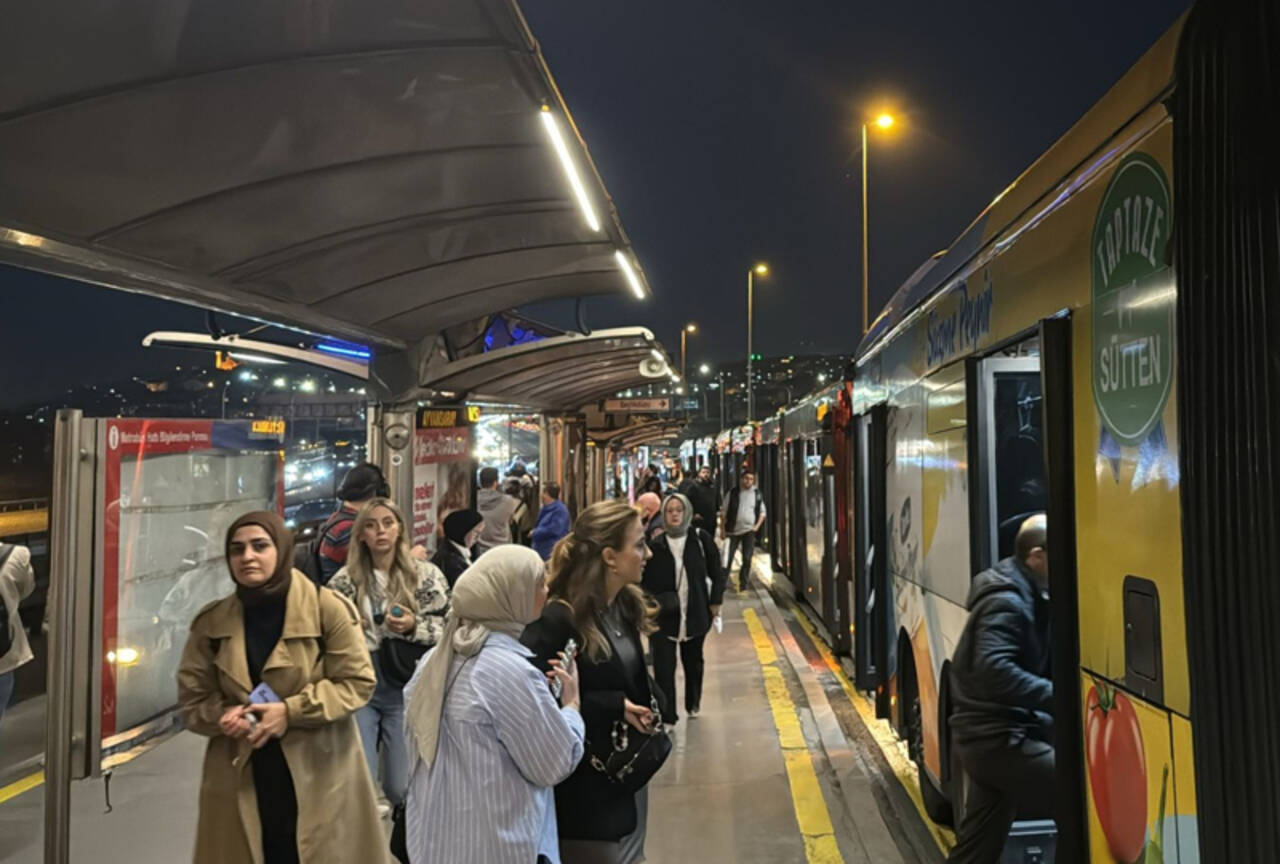 Halıcıoğlu durağında metrobüs arızası! Yolcular tahliye edildi