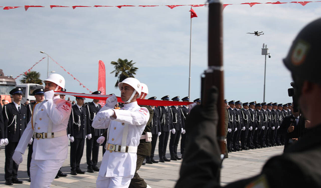 Atatürk'ü temsil eden bayrak Samsun'da karaya çıkarıldı