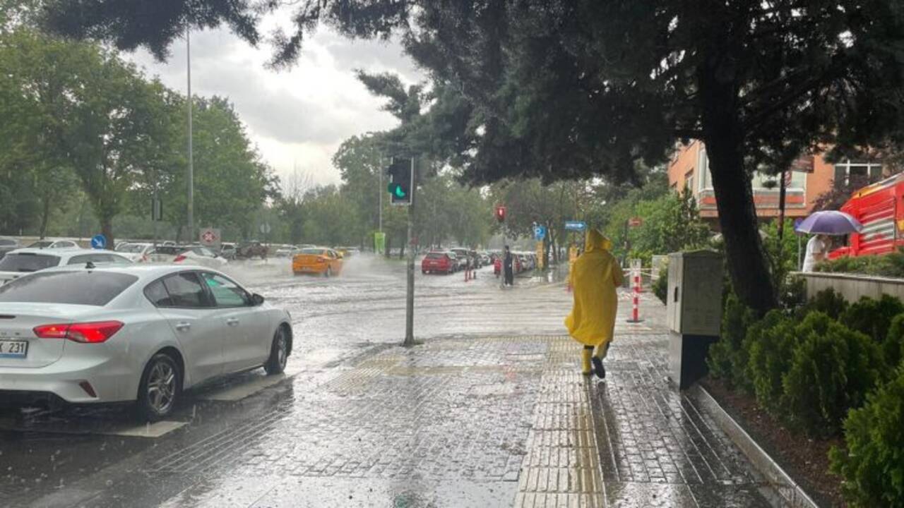 Ankara'da sağanak etkisi: Bazı metro hatlarında seferler yapılamıyor