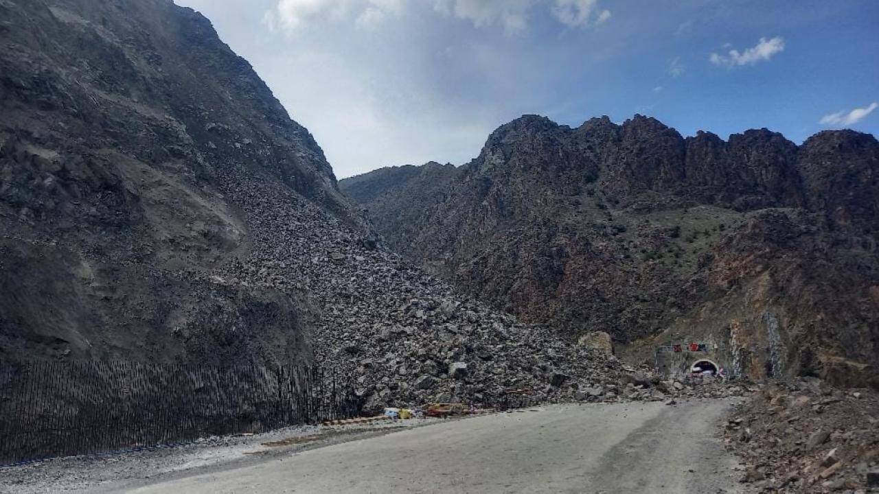 Artvin-Erzurum yolunda heyelan meydana geldi!