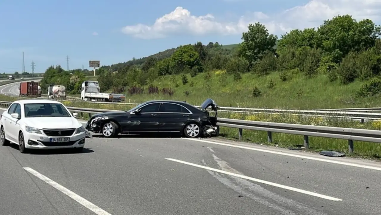 Bakan Tekin'in aracı iadeye götürülürken kaza yaptı