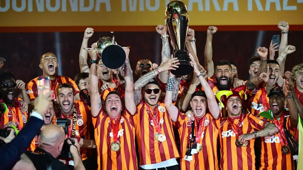 Süper Lig şampiyonu Galatasaray'dan üç kupalı kutlama