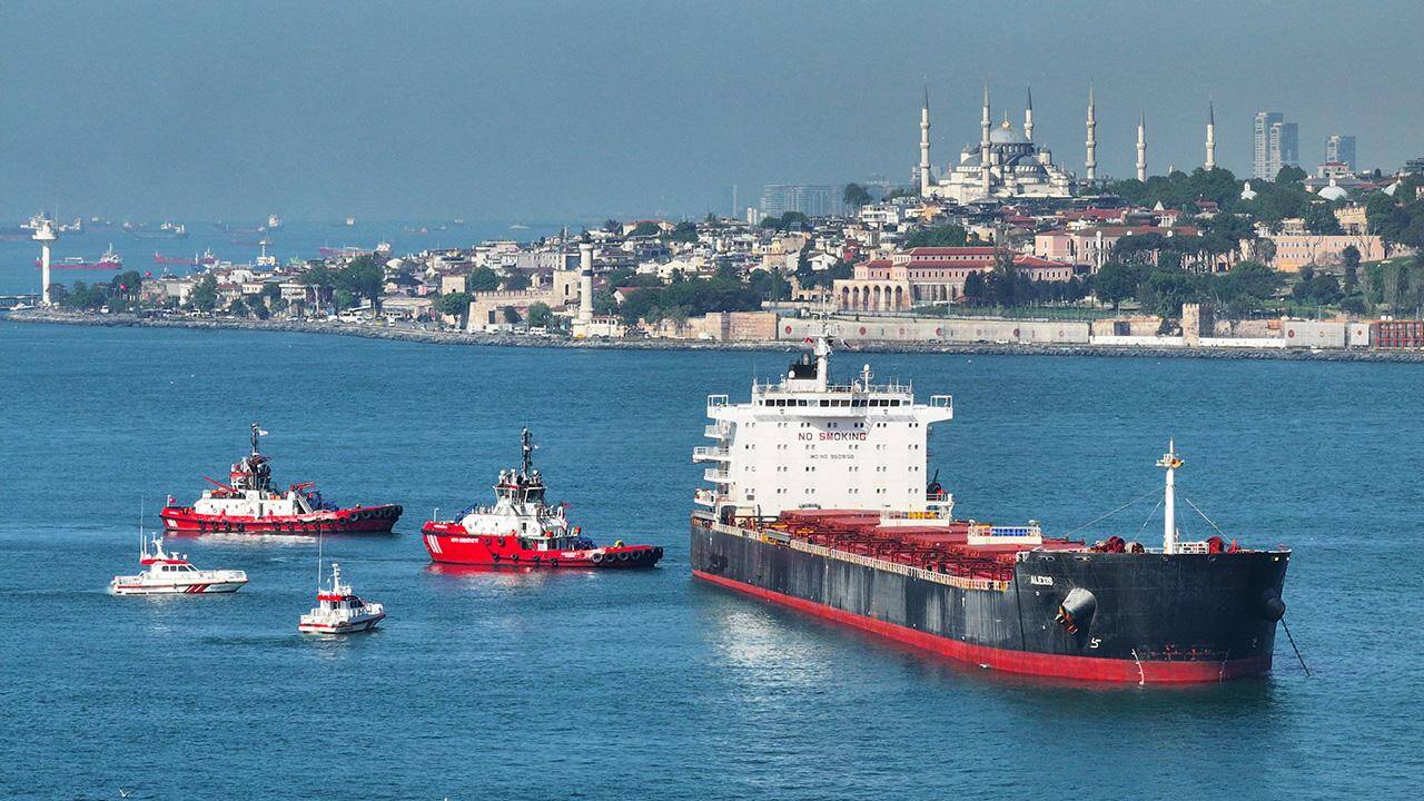 İstanbul Boğazı'nda karaya oturan ALEXİS isimli gemi kurtarıldı