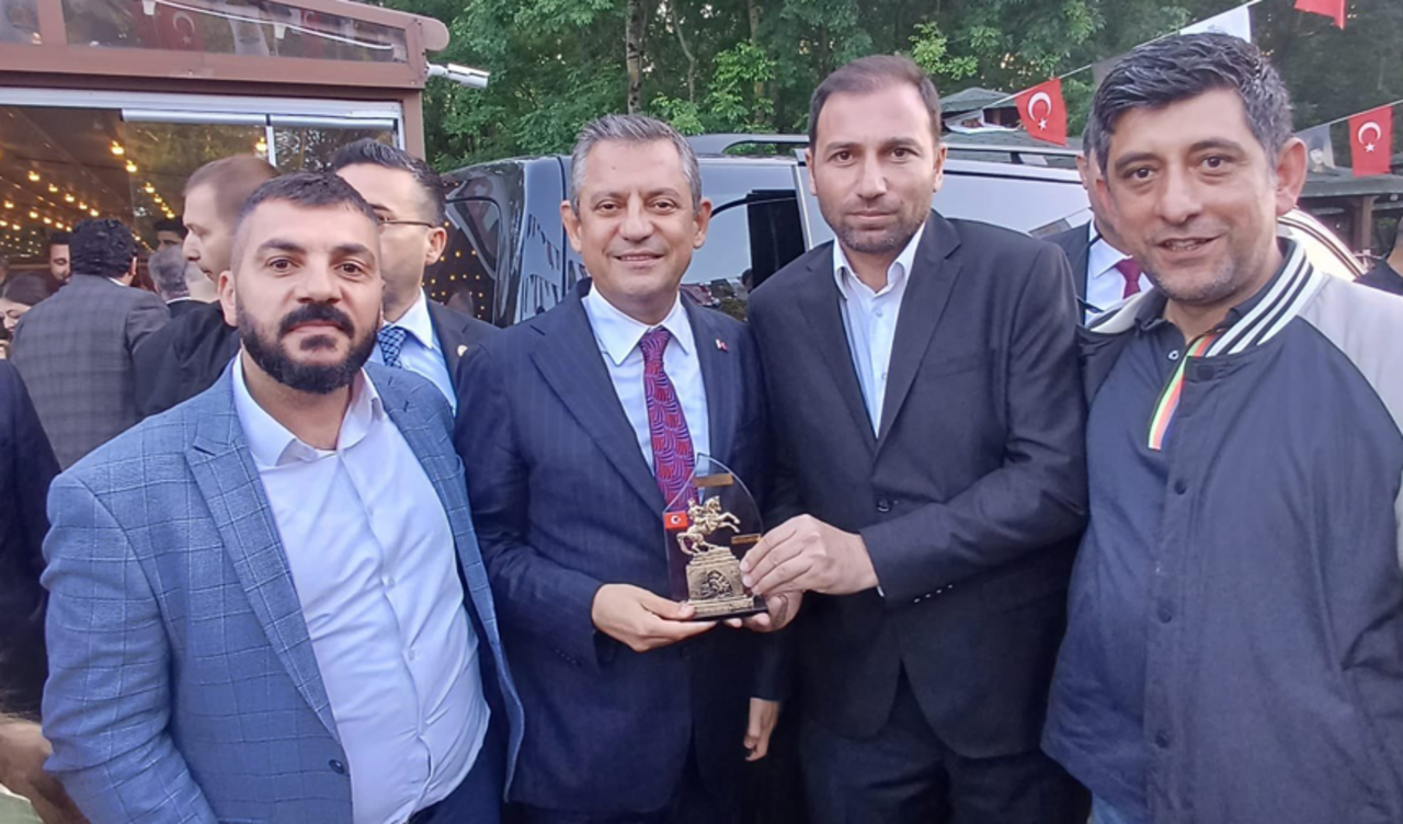 Staj ve çıraklık sigortası mağdurları Özgür Özel ile bir araya geldi