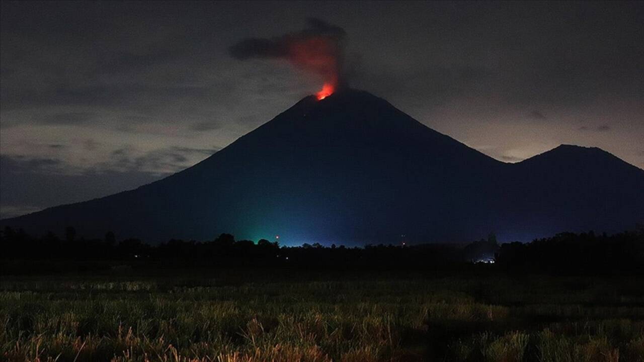 Semeru Yanardağı'nda 5 patlama meydana geldi