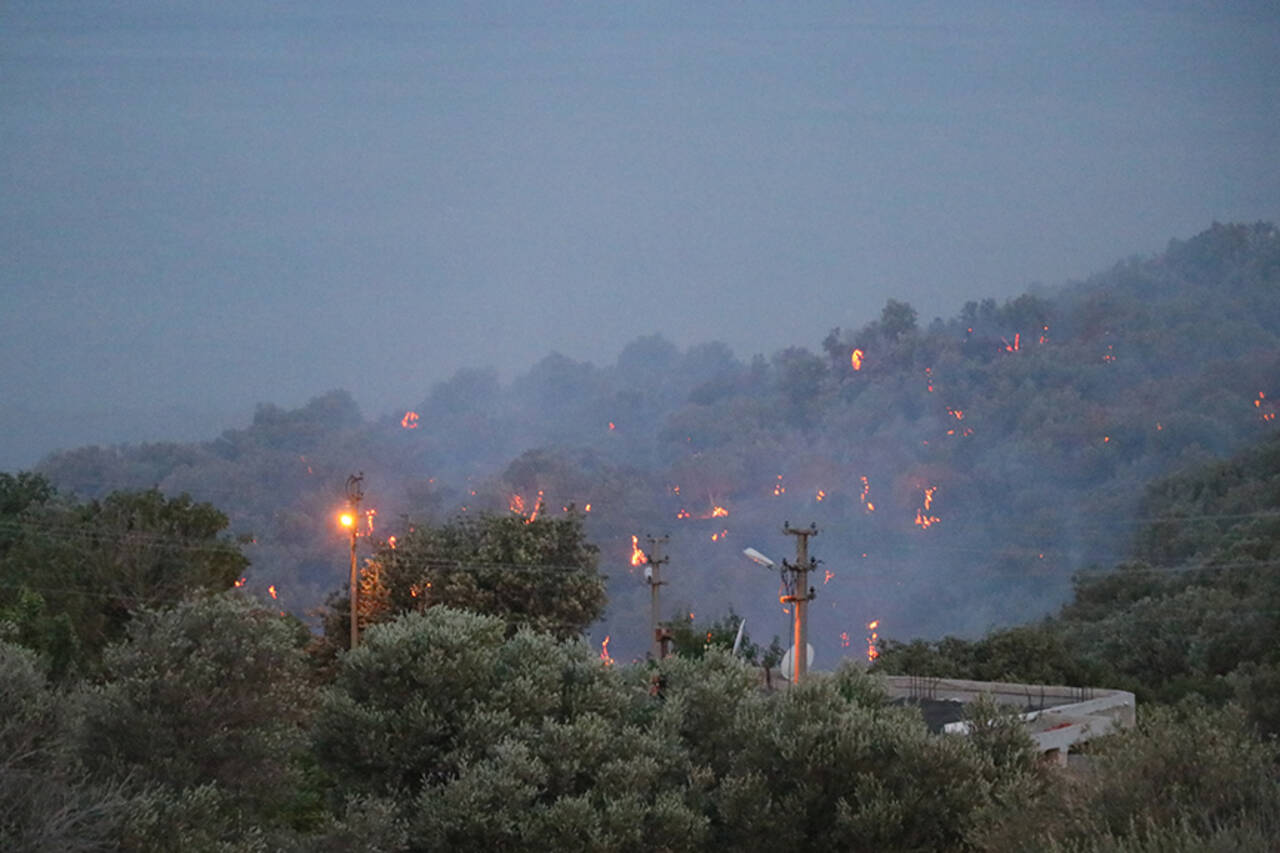 İzmir'de korkutan büyük yangın: Bir site tahliye edildi