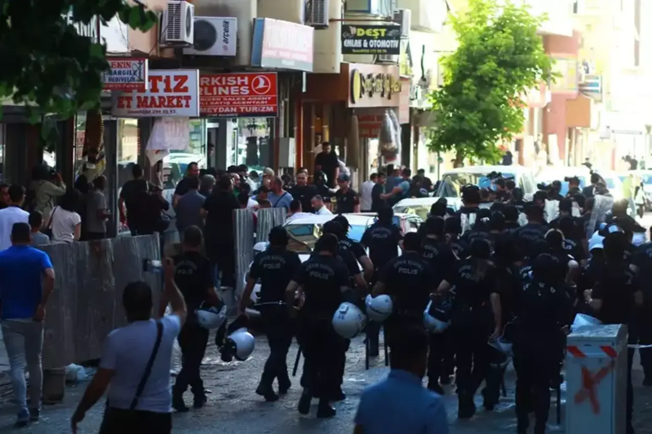 Siirt'te basın açıklaması yapmak isteyen gruba polis müdahalesi