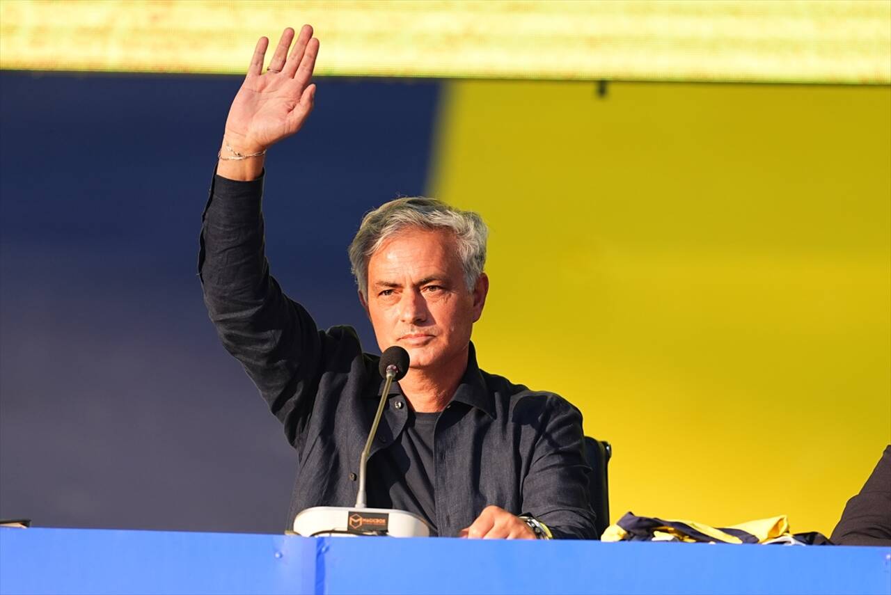 Jose Mourinho, Fenerbahçe’ye resmen imza attı!