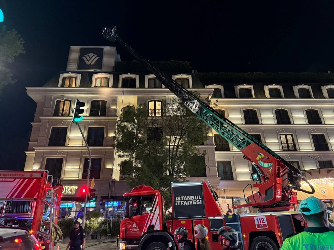 Kadıköy'de otelde yangın çıktı! Yoğun müdahale sonucu kontrol altına alındı