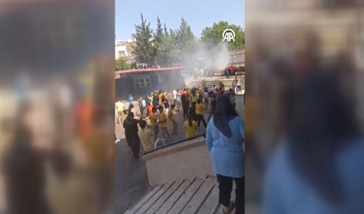 Adana'da itfaiye, sıcak hava dolayısıyla bunalan öğrencileri su sıkarak serinletti