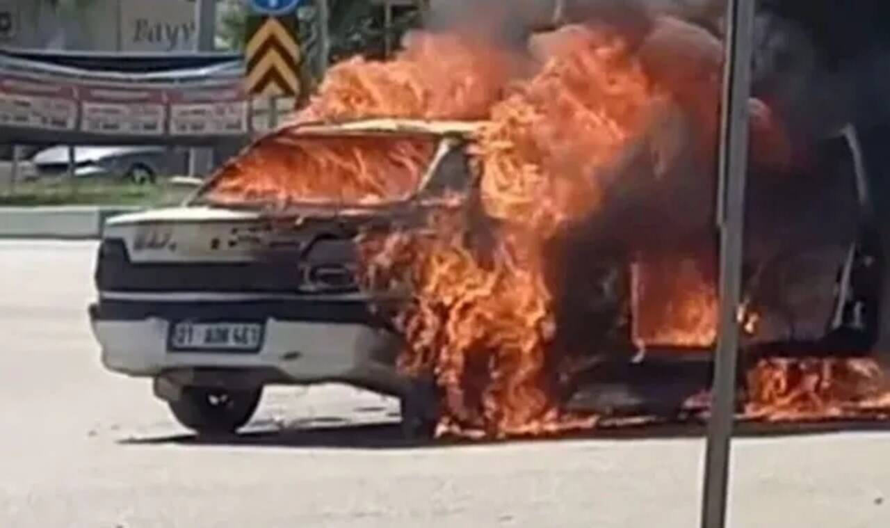 Adana'da sıcak hava yüzünden otomobil alev aldı