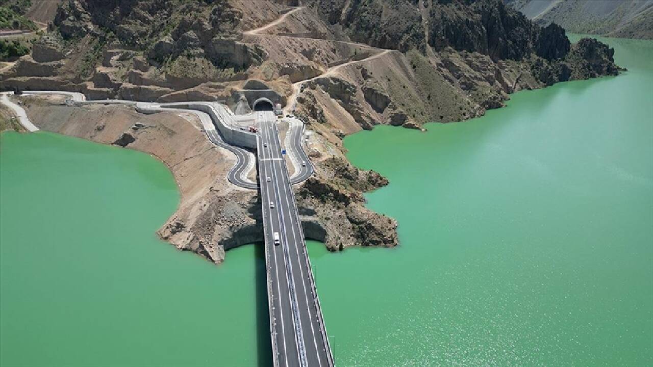 Artvin-Yusufeli kara yolu üzerindeki viyadük hizmete açıldı