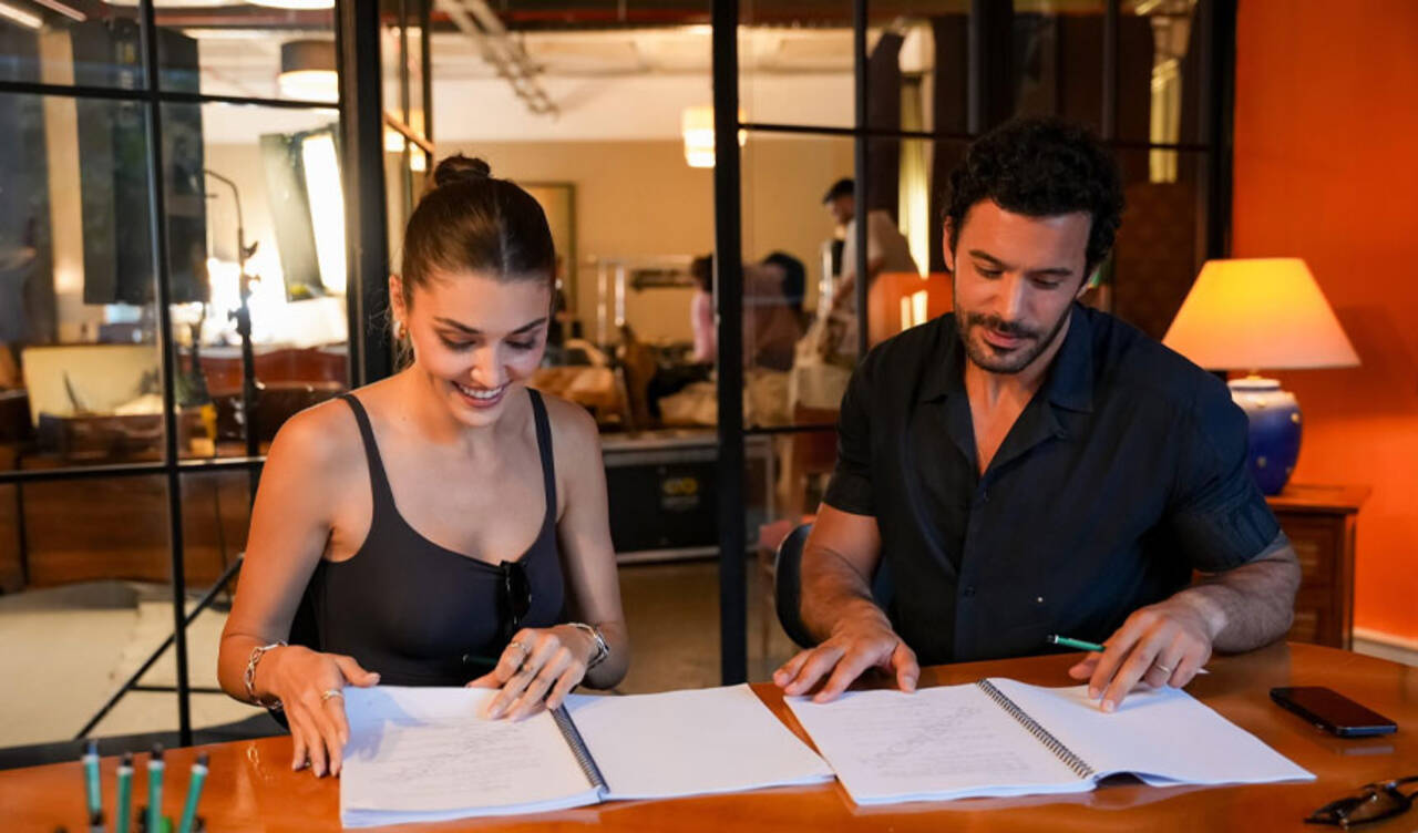 Hande Erçel ve Barış Arduç 'Rüzgara Bırak' filminde buluştu! İşte ilk kare