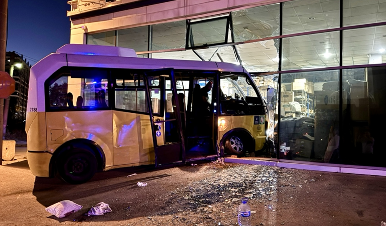 Bursa'da otomobil ile minibüs çarpıştı! Kazada 12 kişi yaralandı