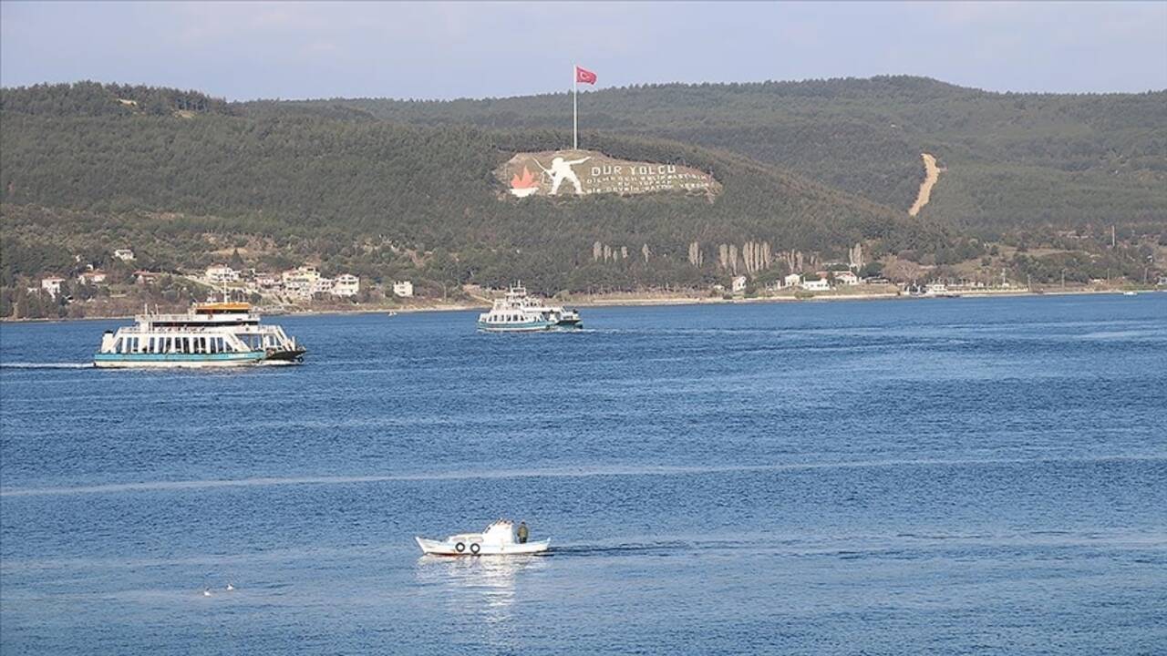 Çanakkale Boğazı'nda arızalanan gemi güvenli bölgeye demirletildi