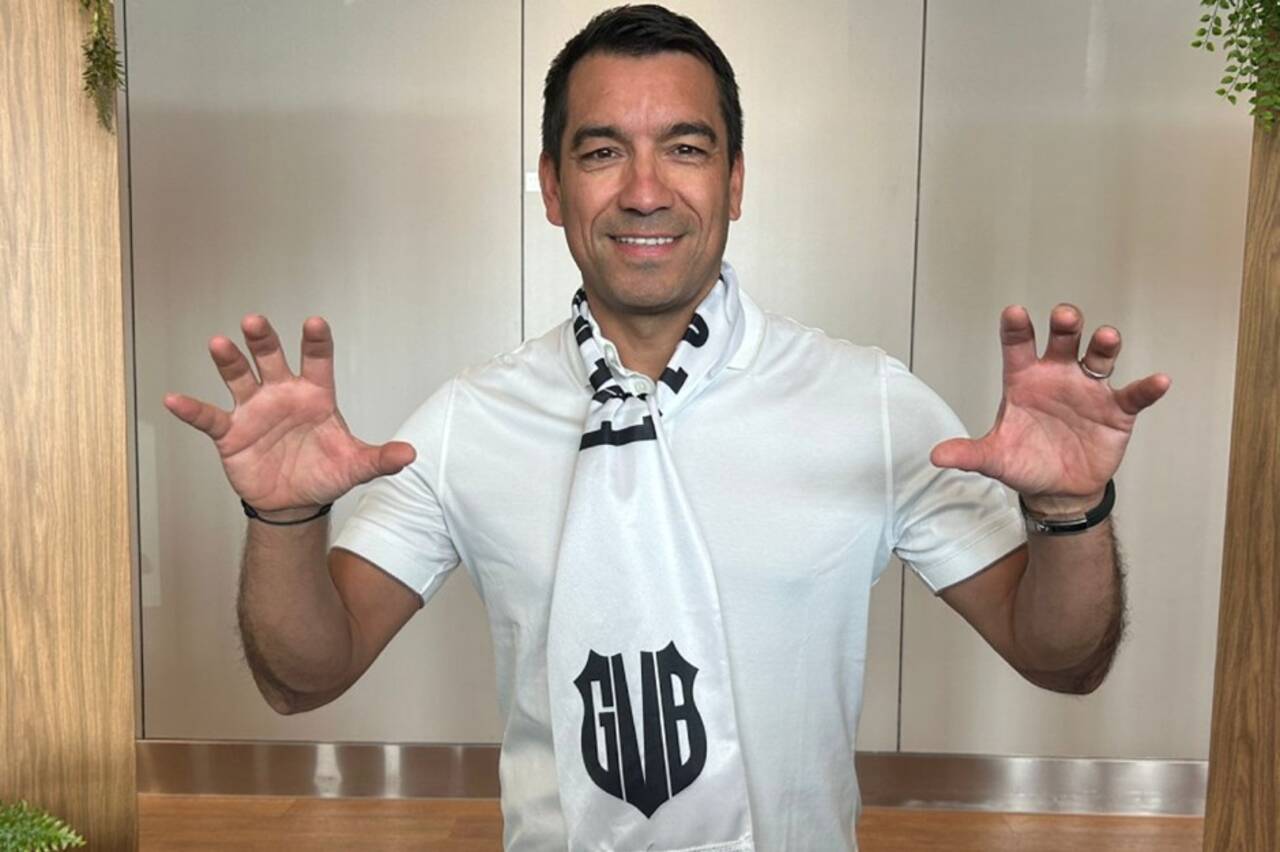 Beşiktaş, teknik direktörü Van Bronckhorst'a kavuştu