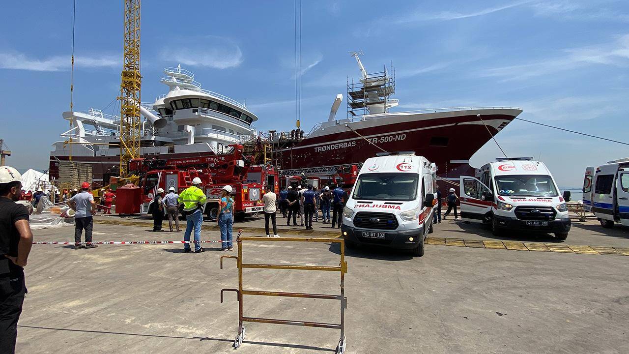 Kocaeli'de gemi yangını: 4 personel dumandan etkilendi