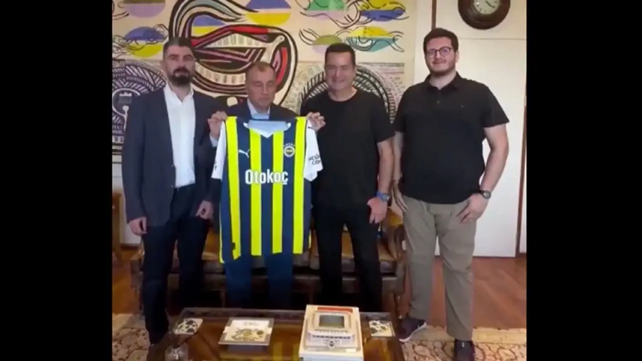 Acun Ilıcalı'dan Murat Ülker'e imzalı Fenerbahçe forma hediyesi