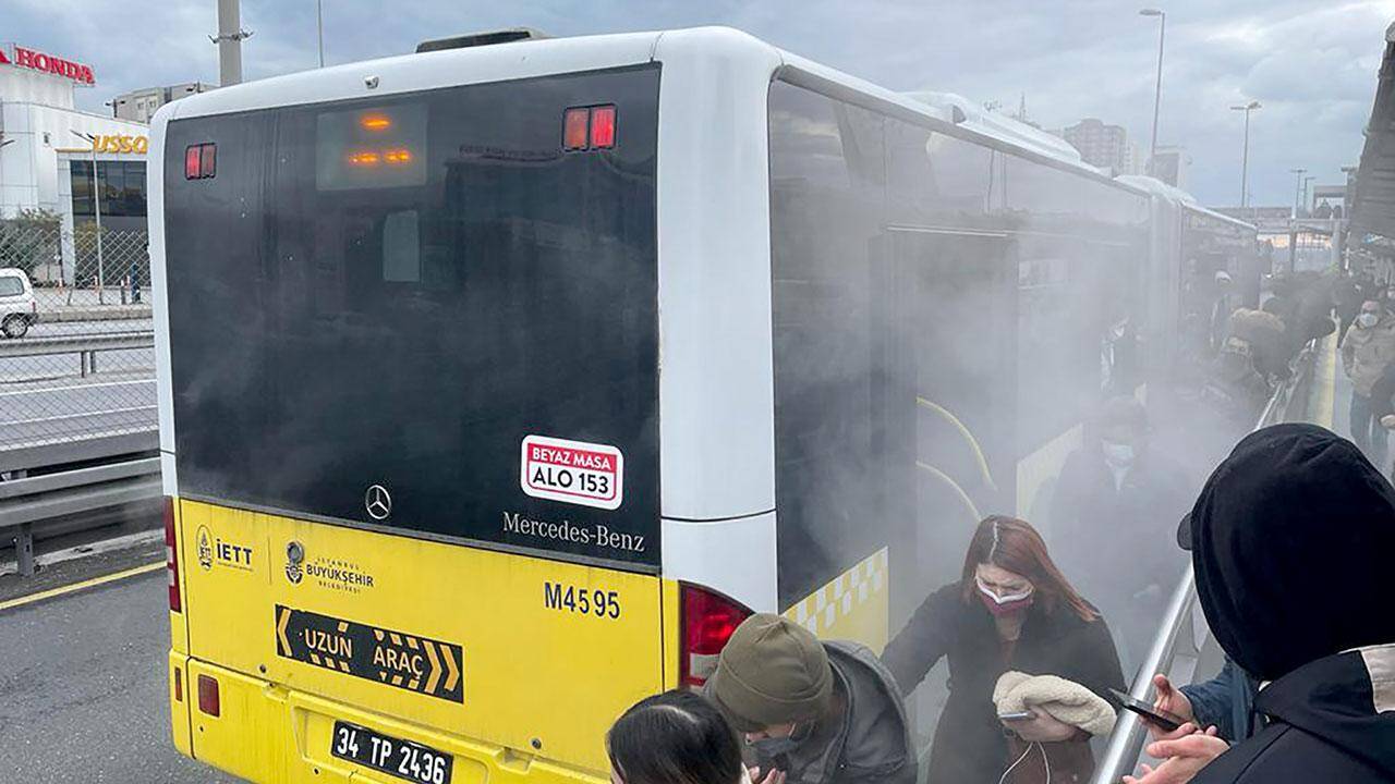 Metrobüs hattında trafik: Motordan dumanlar yükseldi