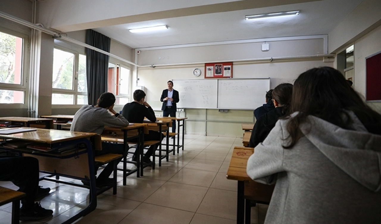 Öğretmenlerin yer değiştirme başvuru tarihleri belli oldu