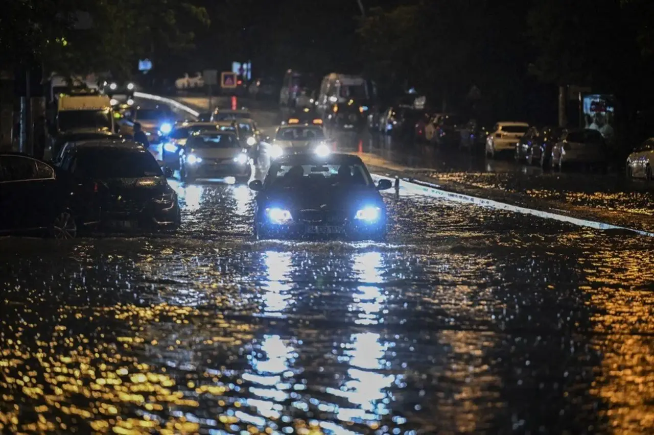 Başkenti sağanak esir aldı: Bina otoparkındaki araçlar sular altında kaldı