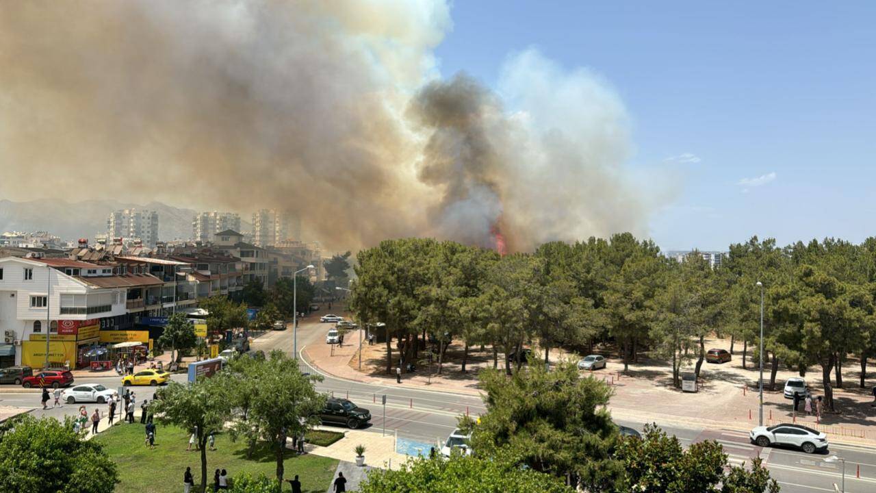 Antalya'da iki ayrı noktada orman yangını çıktı