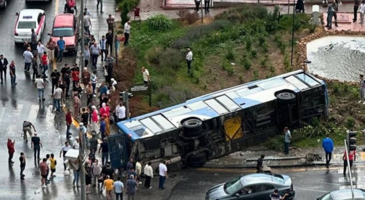 Ankara'da belediye otobüsü devrildi: 5 kişi yaralandı