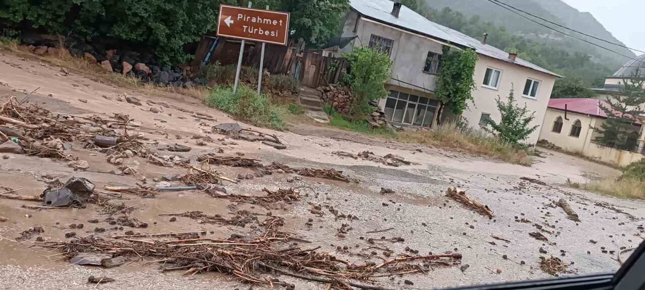 Gümüşhane'yi sağanak vurdu! Erzincan-Gümüşhane karayolu kapandı