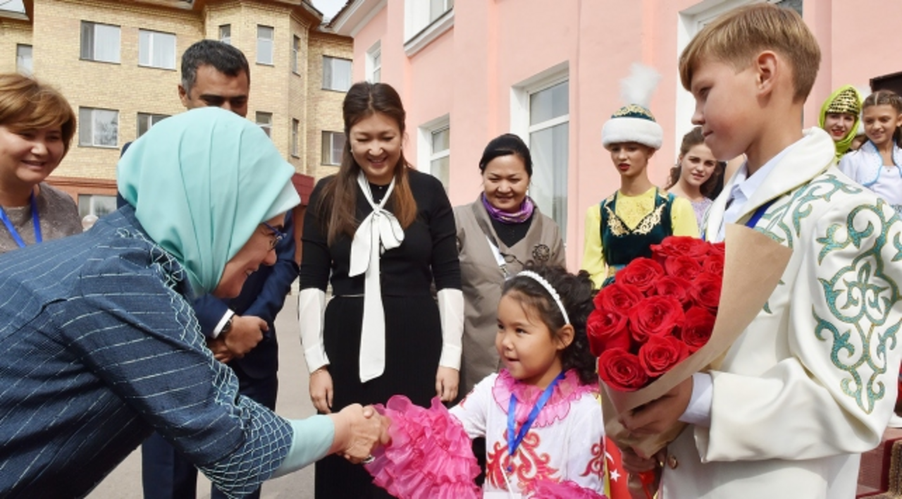 Emine Erdoğan, Astana'da yetimhane ziyaretinde bulundu