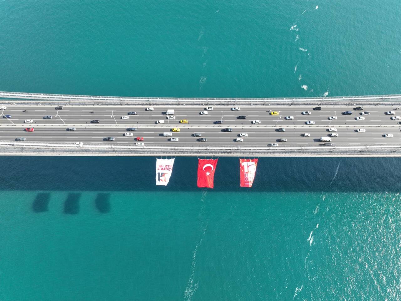 15 Temmuz dolayısıyla İstanbul'daki köprülere Türk bayrağı asıldı