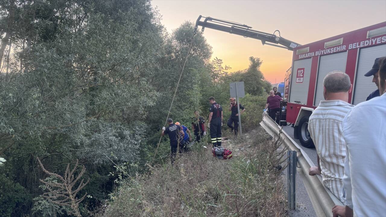 Sakarya'da araç şarampole yuvarlandı: 1 kişi hayatını kaybetti