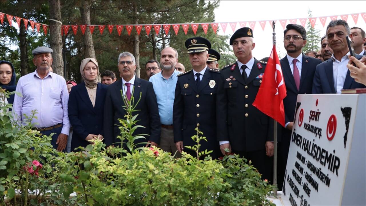 15 Temmuz kahramanı şehit Ömer Halisdemir'in kabri başında tören düzenlendi