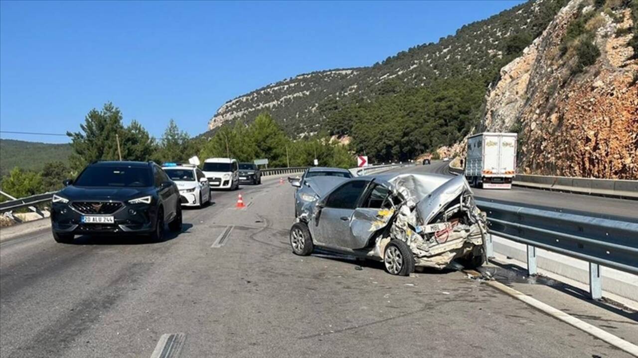 Antalya'da zincirleme trafik kazası: 1 kişi hayatını kaybetti