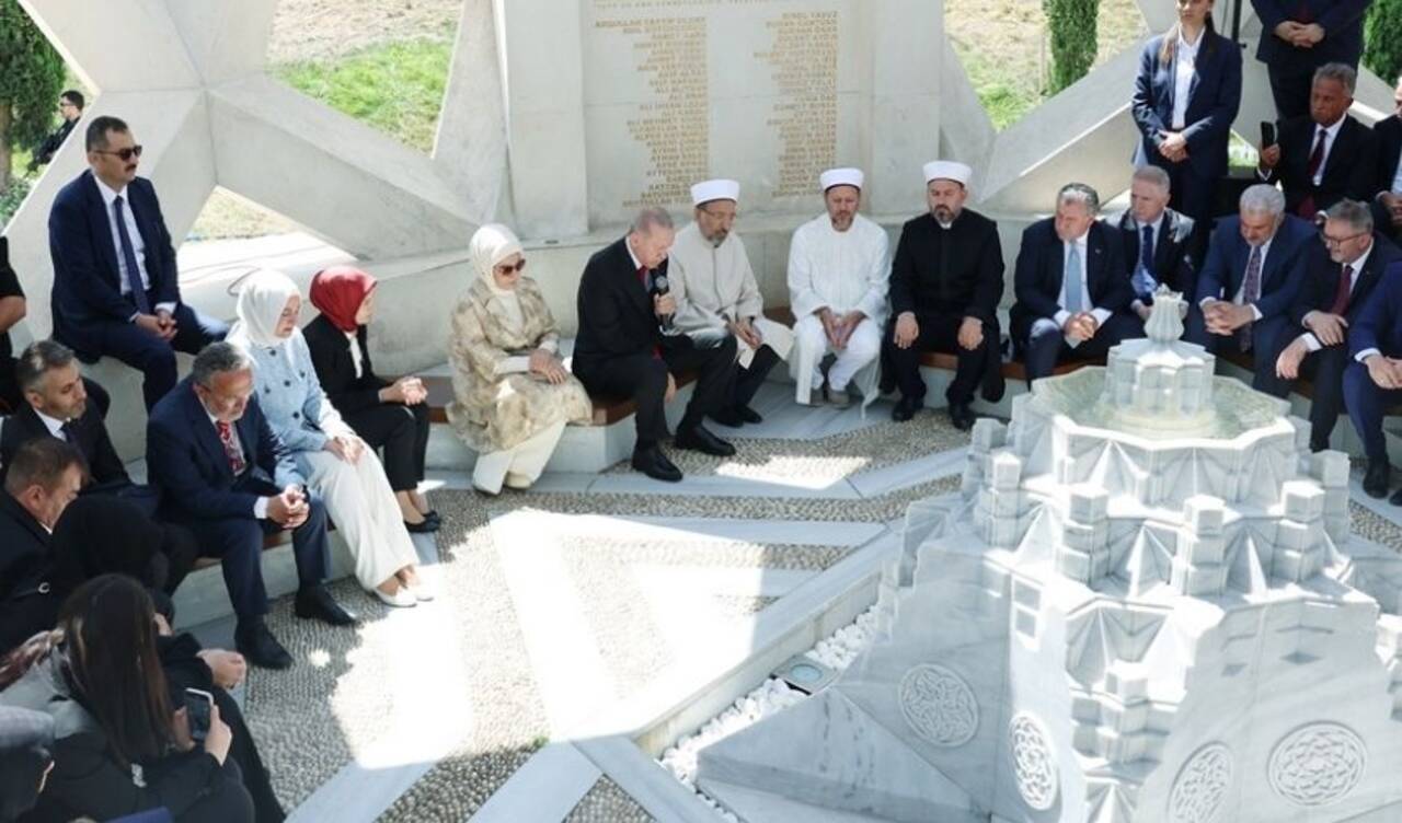 Cumhurbaşkanı Erdoğan, 15 Temmuz Şehitleri için Kur'an-ı Kerim okudu!