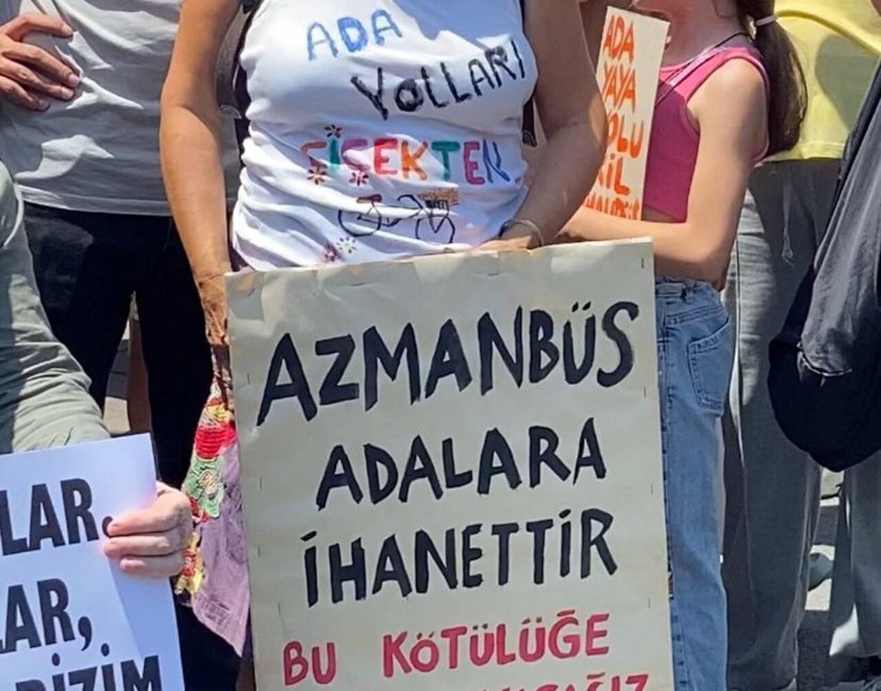 Adalar sakinlerinden Saraçhane'de protesto: Yasalara uyun, azmanbüsleri geri çekin