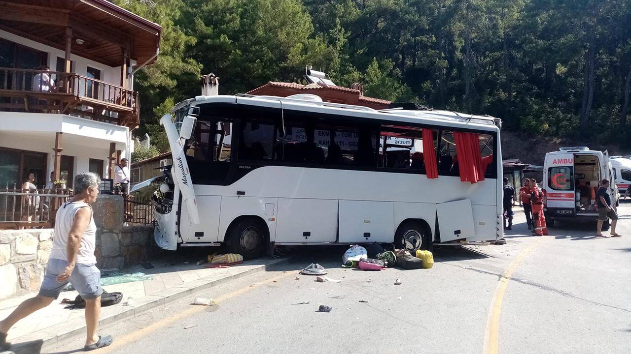 Muğla'da tur otobüsü kaza yaptı: Çok sayıda yaralı var