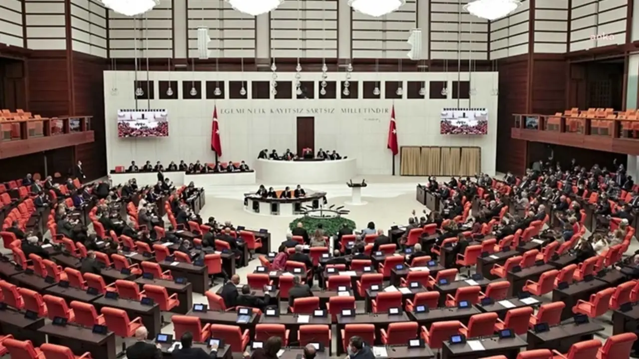 Birinci bölümü kabul edilmişti: Öğretmenlik Meslek Kanunu'nun Genel Kurul görüşmesi ertelendi