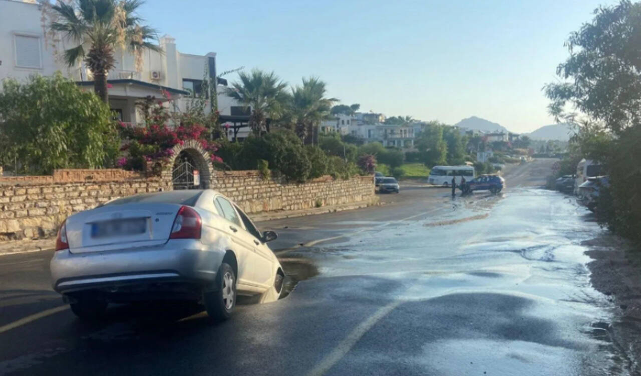 Bodrum'da su hattı patladı: Çukura düşen araç mahsur kaldı