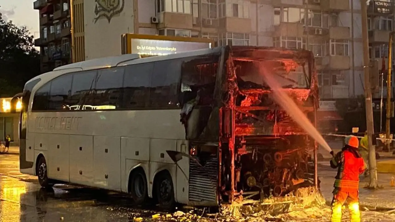 Beşiktaş'ta yürekleri ağza getiren olay: Şehirlerarası otobüs seyir halindeyken alev aldı