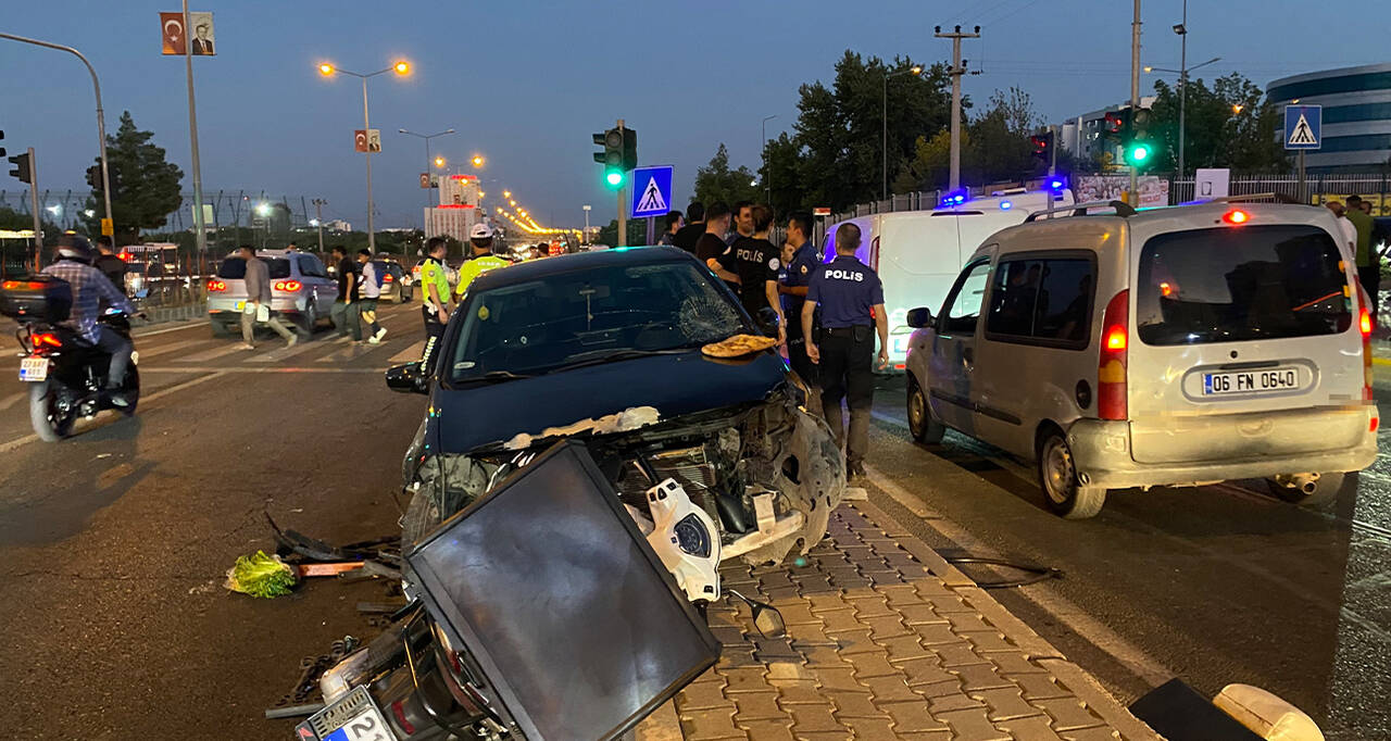 Diyarbakır’da alkollü sürücü terörü: Yayalara ve motosiklete çarptı