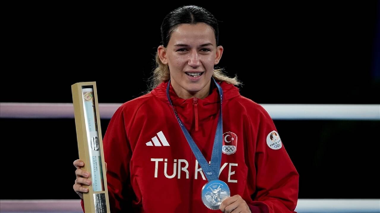 Boksta kadınlar 54 kilo finalinde Hatice Akbaş, gümüş madalya kazandı