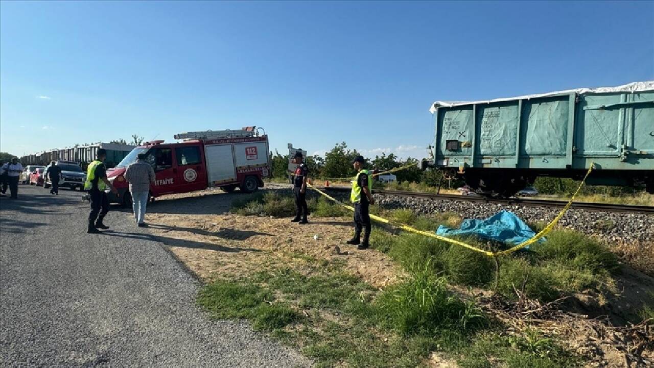 Yük treni tarım aracına çarptı: 3 kişi hayatını kaybetti