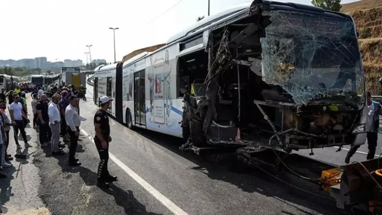 Küçükçekmece'deki metrobüs kazasıyla ilgili 5 kişi tutuklama talebiyle mahkemeye sevk edildi