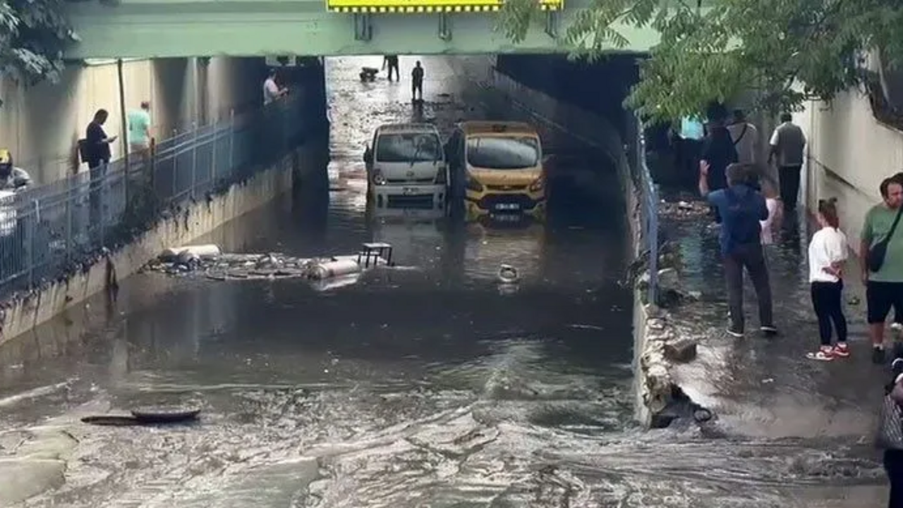 İstanbul'da yağmur kabusu: Araçlar suda mahsur kaldı