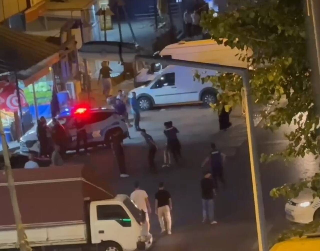 Kavgayı ayırmaya çalışan polise silah çekti! 18 ayrı suç kaydı olan şahıs polis tarafından etkisiz hale getirildi