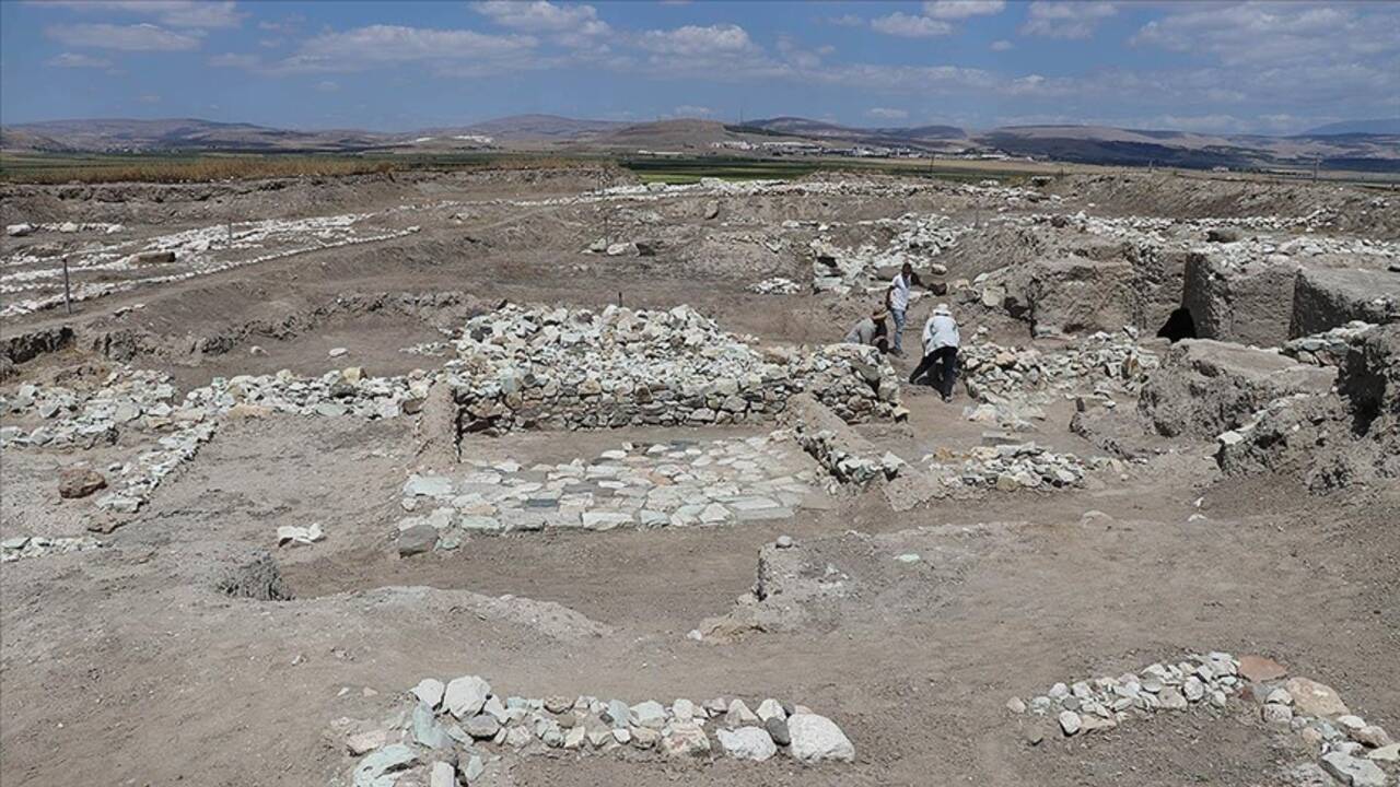 Oluz Höyük'teki kazılarda 18 yılda 6 uygarlığa ait 2 binden fazla eser bulundu